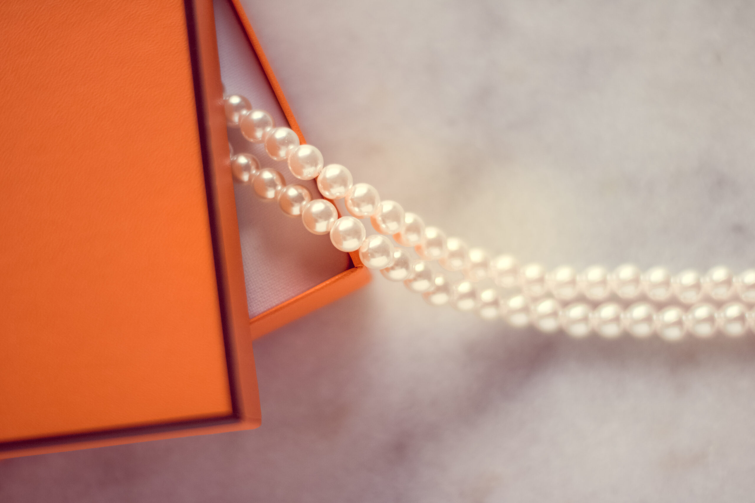 Biżuteria damska minimalistyczna – Kto ją nosi?