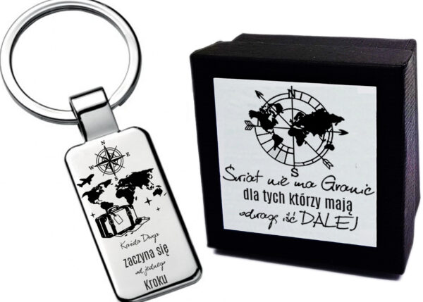 Brelok z grawerem dla podróżnika personalizowany – kompas mapa świata + czarne pudełko z grawerem – prezent dla podróżnika na urodziny imieniny