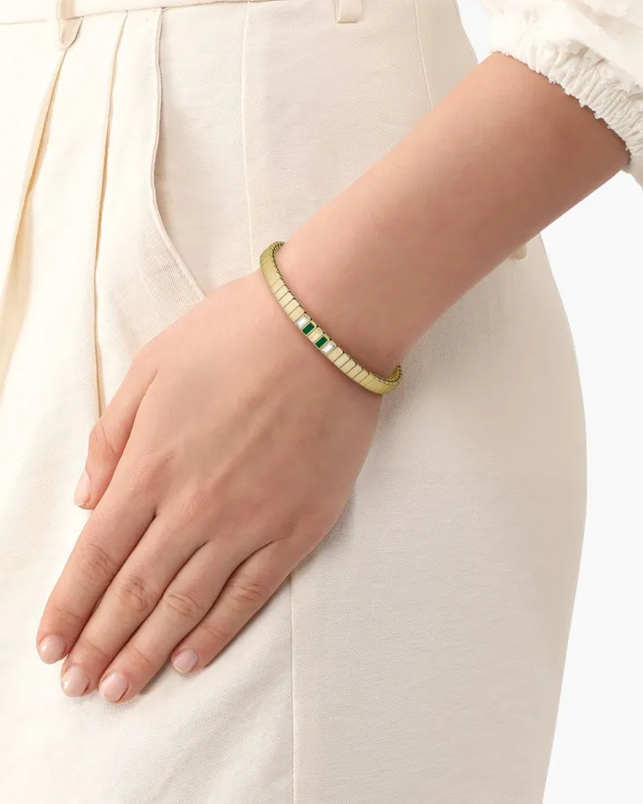 Bransoletka Lacoste Courtline 2040655 złota – na nadgarstku