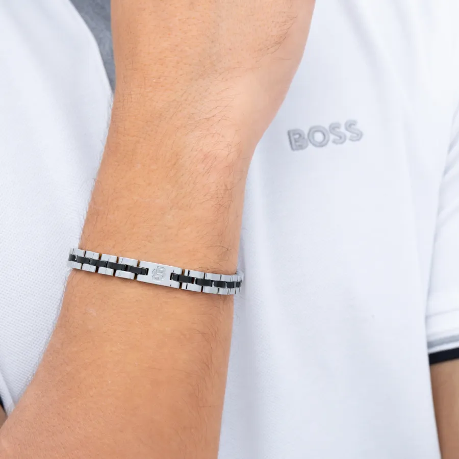 Bransoletka BOSS Archer 1580890 stalowo-czarna – zbliżenie na splot