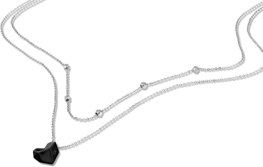 Naszyjnik damski Calvin Klein Faceted Heart 35000999 stal czarna – zbliżenie na zawieszkę