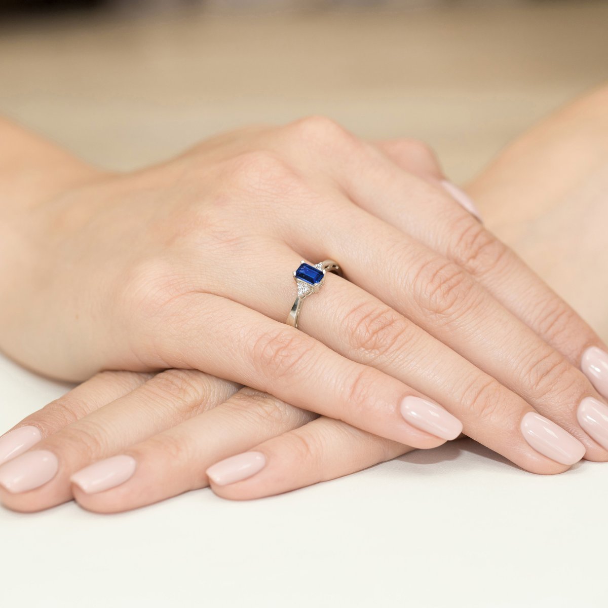Pierścionek z naturalnym szafirem 0,60 ct i brylantami, białe złoto 585, zdjęcie na dłoni