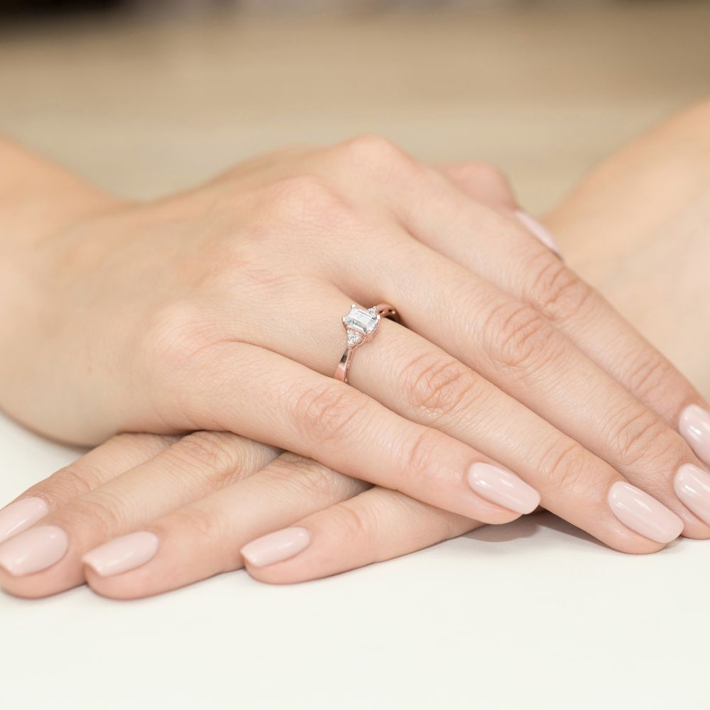 Pierścionek z diamentem laboratoryjnym 0,63 ct, różowe złoto 585, zdjęcie na dłoni