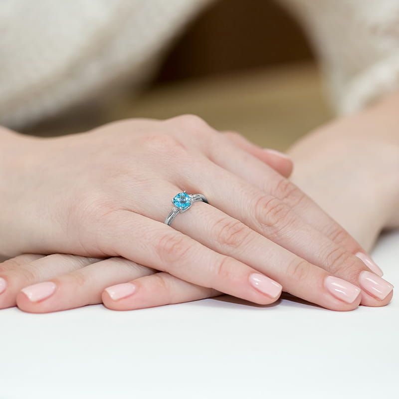 Pierścionek z topazem Swiss Blue 1,10 ct i brylantami, białe złoto 585, zdjęcie na dłoni