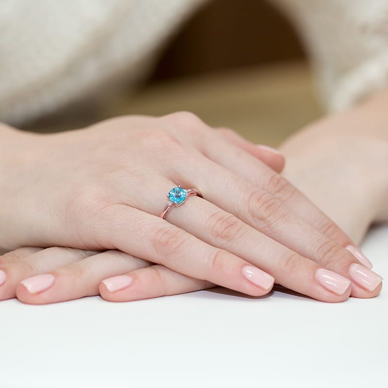 Pierścionek z topazem Swiss Blue 1,10 ct i brylantami, różowe złoto 585, zdjęcie na dłoni