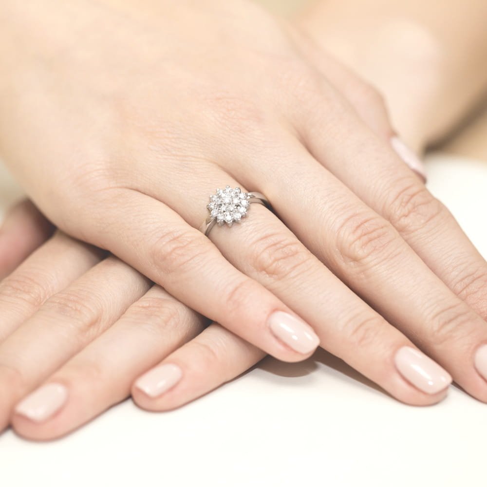 Pierścionek z brylantami 0,40 ct, białe złoto 585, zdjęcie na dłoni