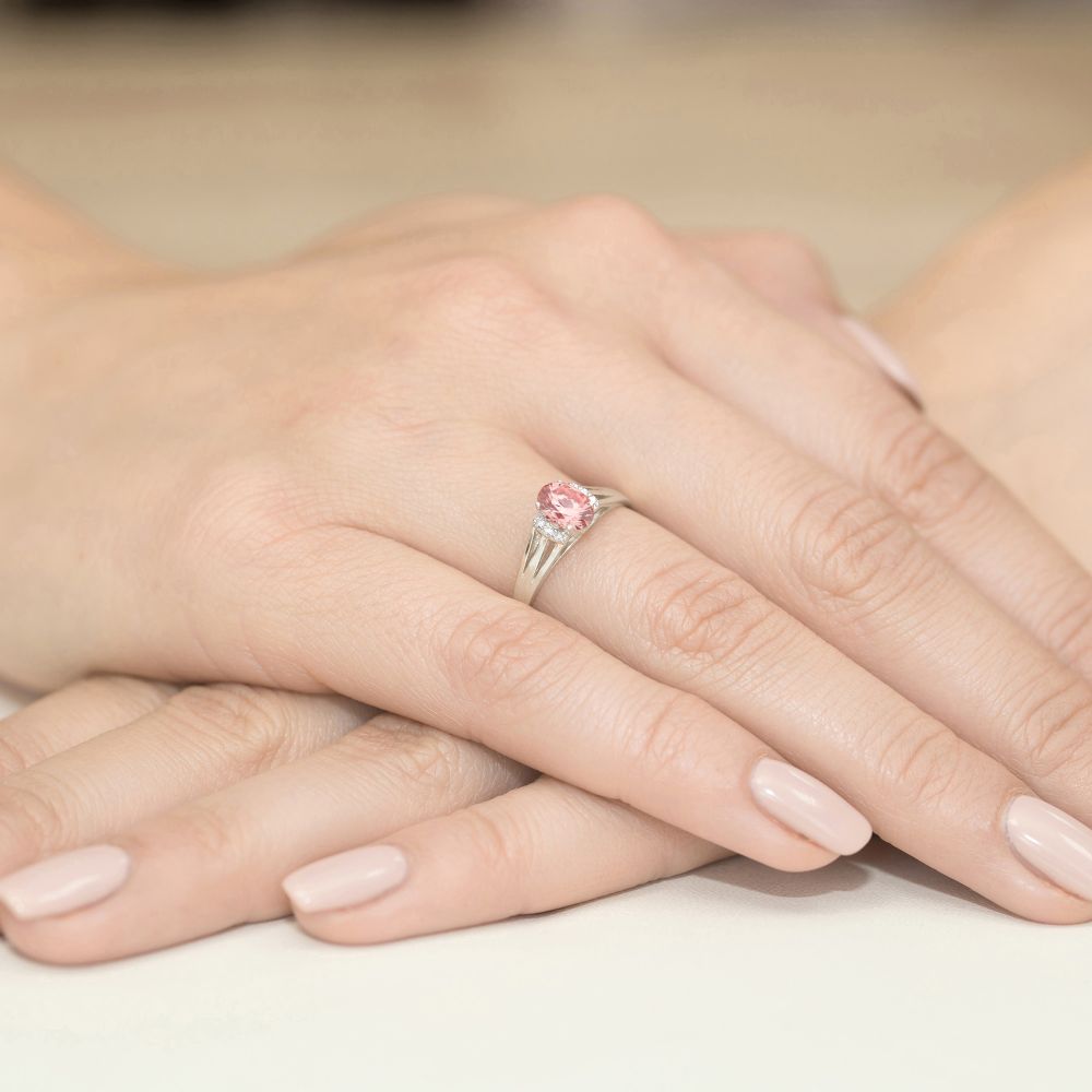 Pierścionek z różowym diamentem laboratoryjnym 0,55 ct, białe złoto 585, zdjęcie na dłoni