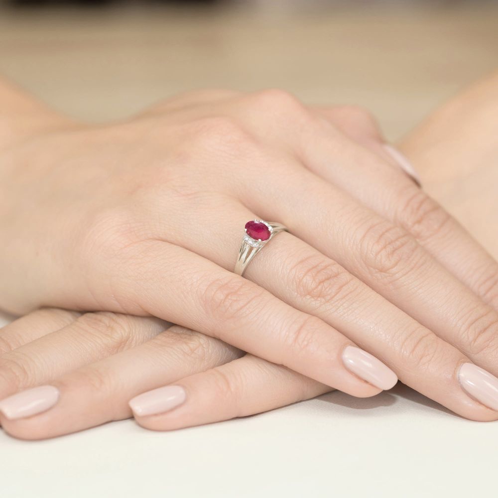 Pierścionek z rubinem 0,60 ct i brylantami, białe złoto 585, zdjęcie na dłoni
