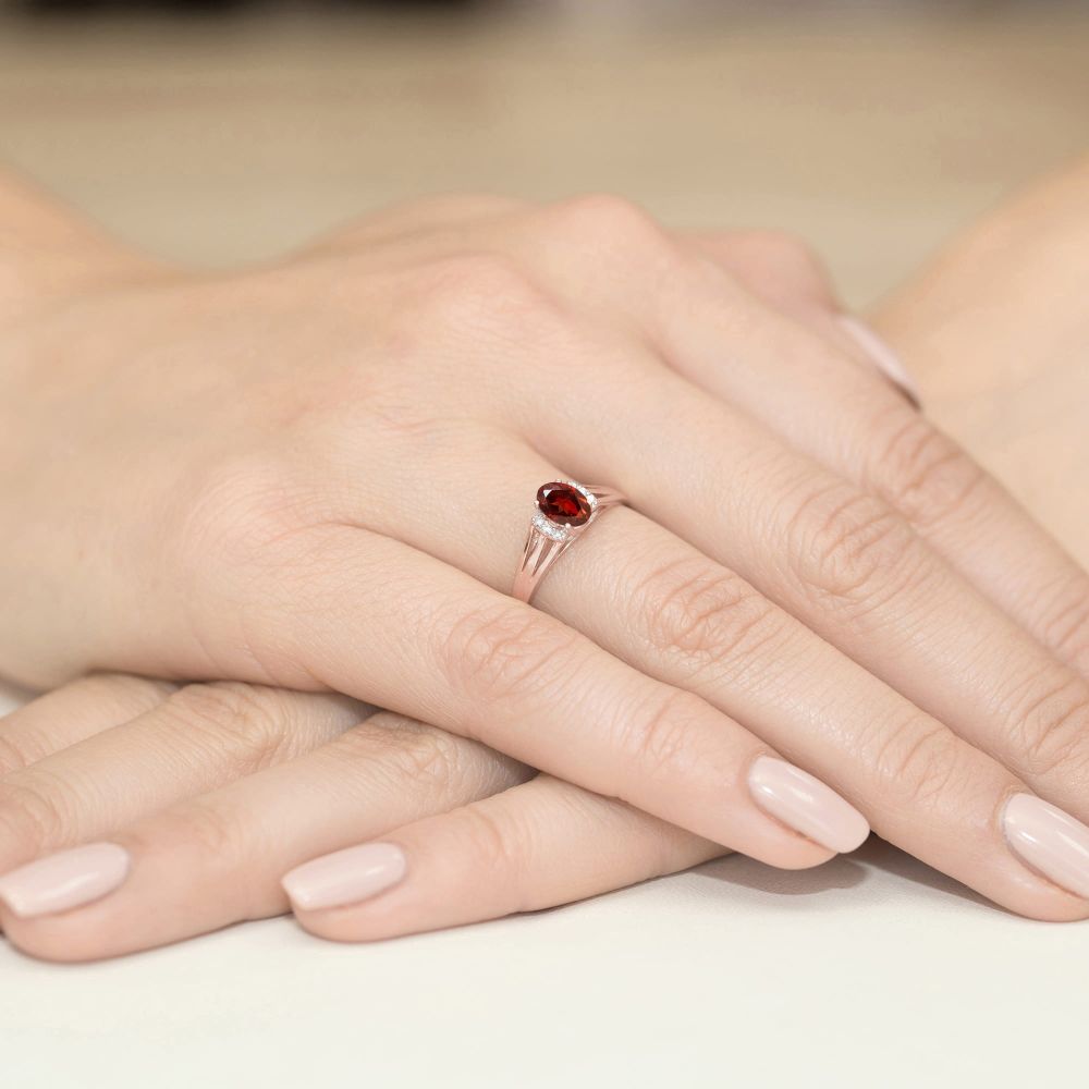 Pierścionek z granatem 0,50 ct i brylantami, różowe złoto 585, zdjęcie na dłoni