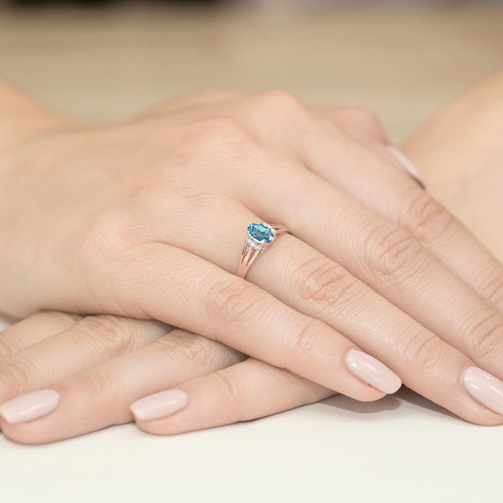 Pierścionek z topazem Swiss Blue 0,50 ct i brylantami, różowe złoto 585, zdjęcie na dłoni