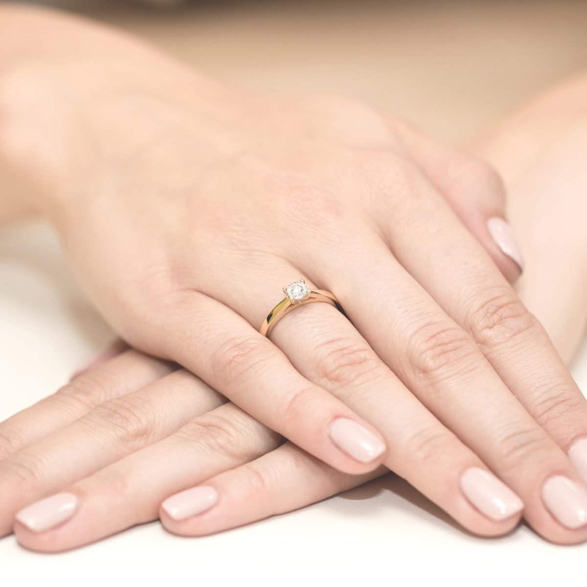 Pierścionek zaręczynowy z diamentem laboratoryjnym 0,08 ct, żółte złoto 585, zdjęcie na dłoni