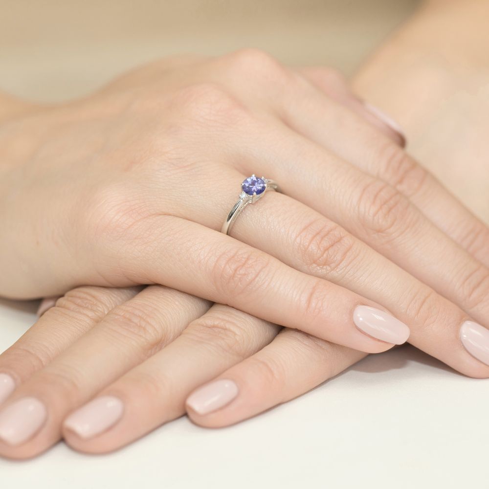 Pierścionek z tanzanitem 0,50 ct i brylantami, białe złoto 585, zdjęcie na dłoni