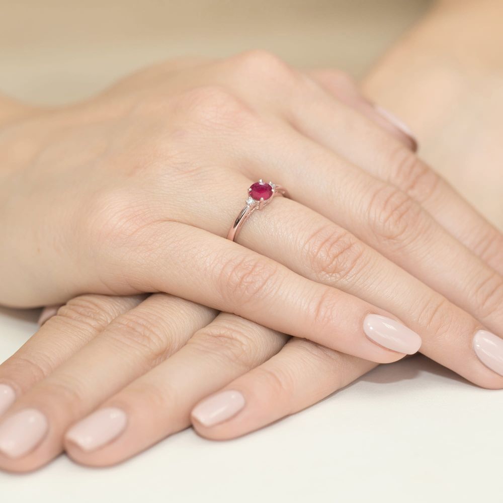 Pierścionek z rubinem 0,60 ct i brylantami, różowe złoto 585, zdjęcie na dłoni