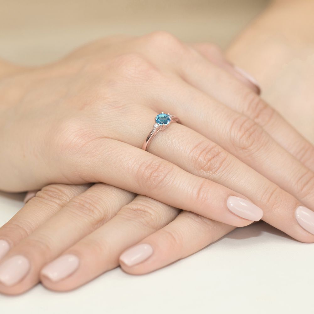 Pierścionek z topazem Swiss Blue 0,50 ct i brylantami, różowe złoto 585, zdjęcie na dłoni