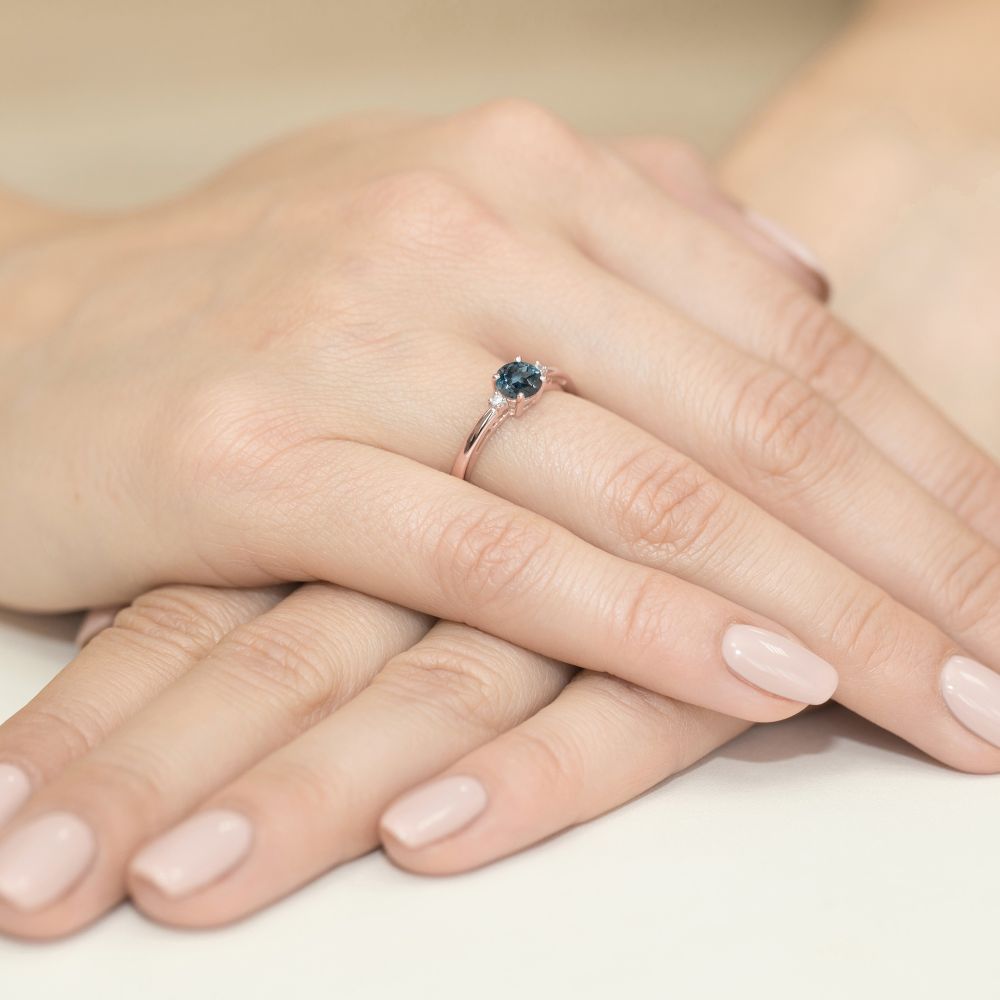 Pierścionek z topazem London Blue 0,50 ct i brylantami, różowe złoto 585, zdjęcie na dłoni