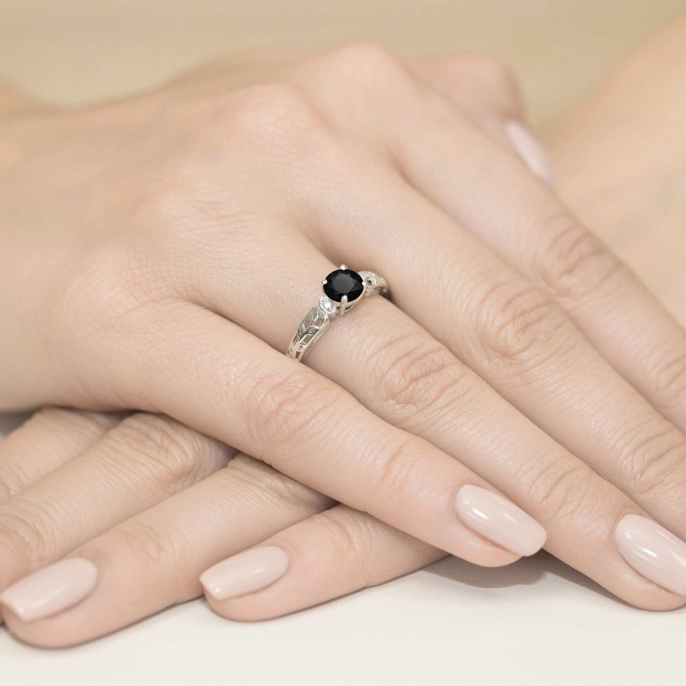 Pierścionek z czarnym diamentem 0,50 ct i brylantami, białe złoto 585, zdjęcie na dłoni