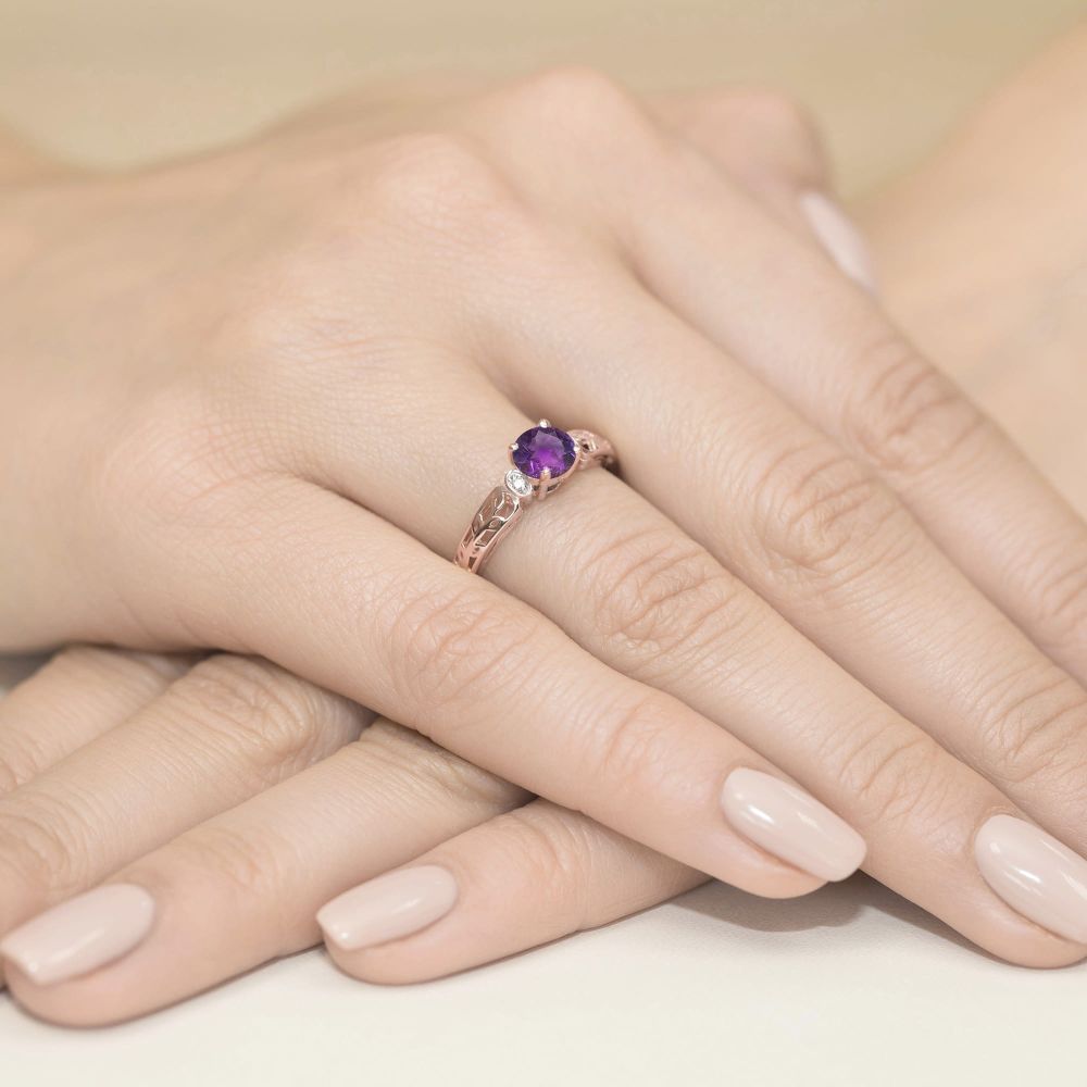 Pierścionek z ametystem 0,50 ct i brylantami, różowe złoto 585, zdjęcie na dłoni