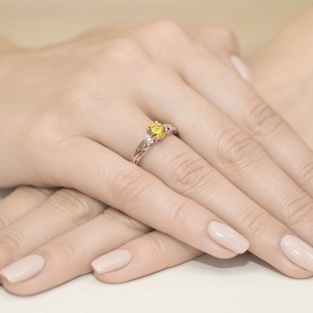 Pierścionek z żółtym diamentem laboratoryjnym 0,52 ct, różowe złoto 585, zdjęcie na dłoni