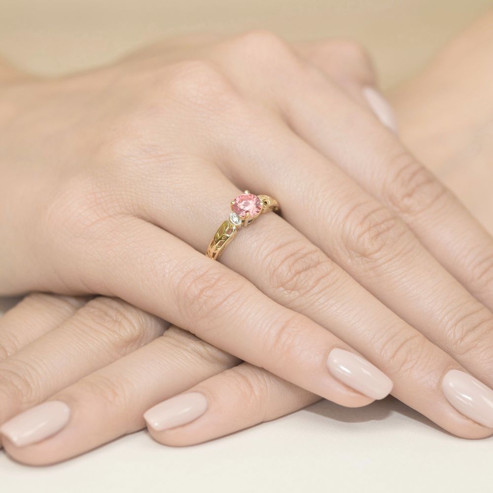 Pierścionek z różowym diamentem laboratoryjnym 0,52 ct, żółte złoto 585, zdjęcie na dłoni