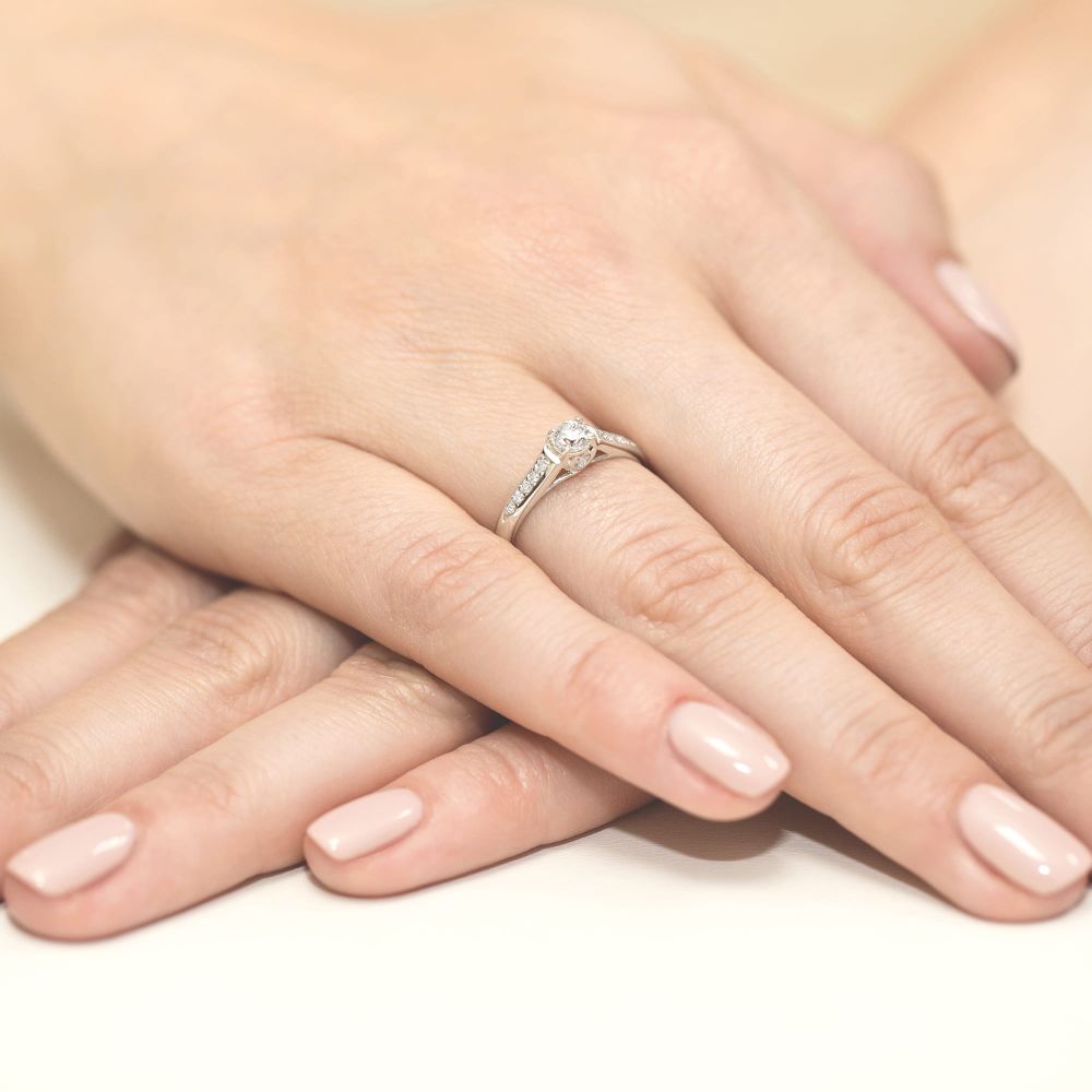Pierścionek z brylantami 0,33 ct, białe złoto 585, zdjęcie na dłoni