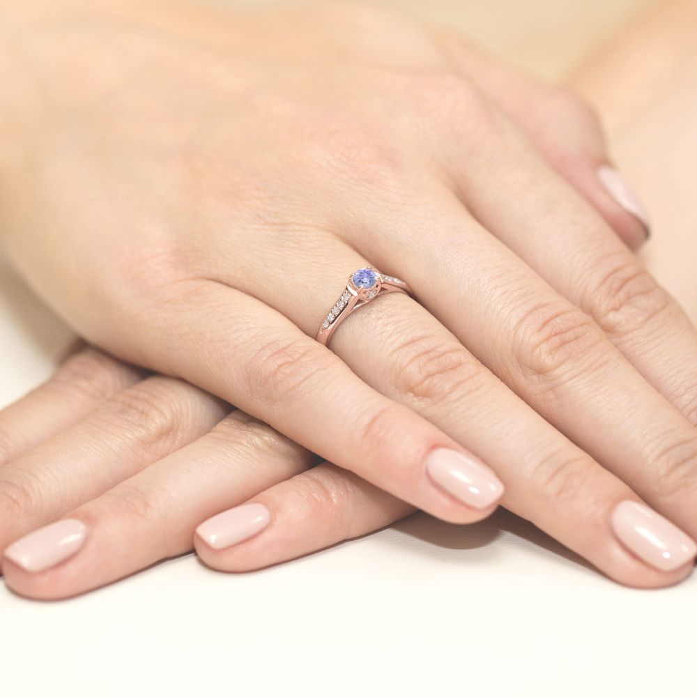 Pierścionek z tanzanitem 0,35 ct i brylantami, różowe złoto 585, zdjęcie na dłoni