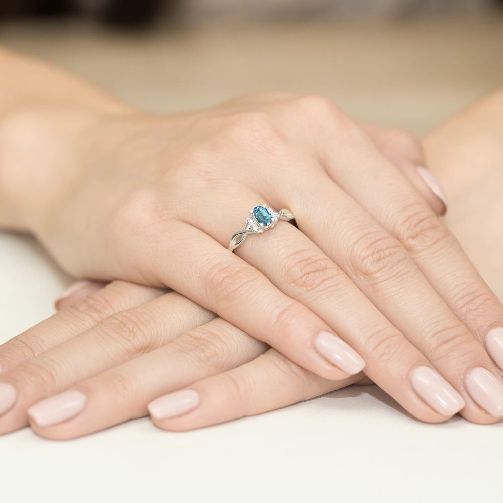 Pierścionek z topazem Swiss Blue 0,50 ct i brylantami, białe złoto 585, zdjęcie na dłoni