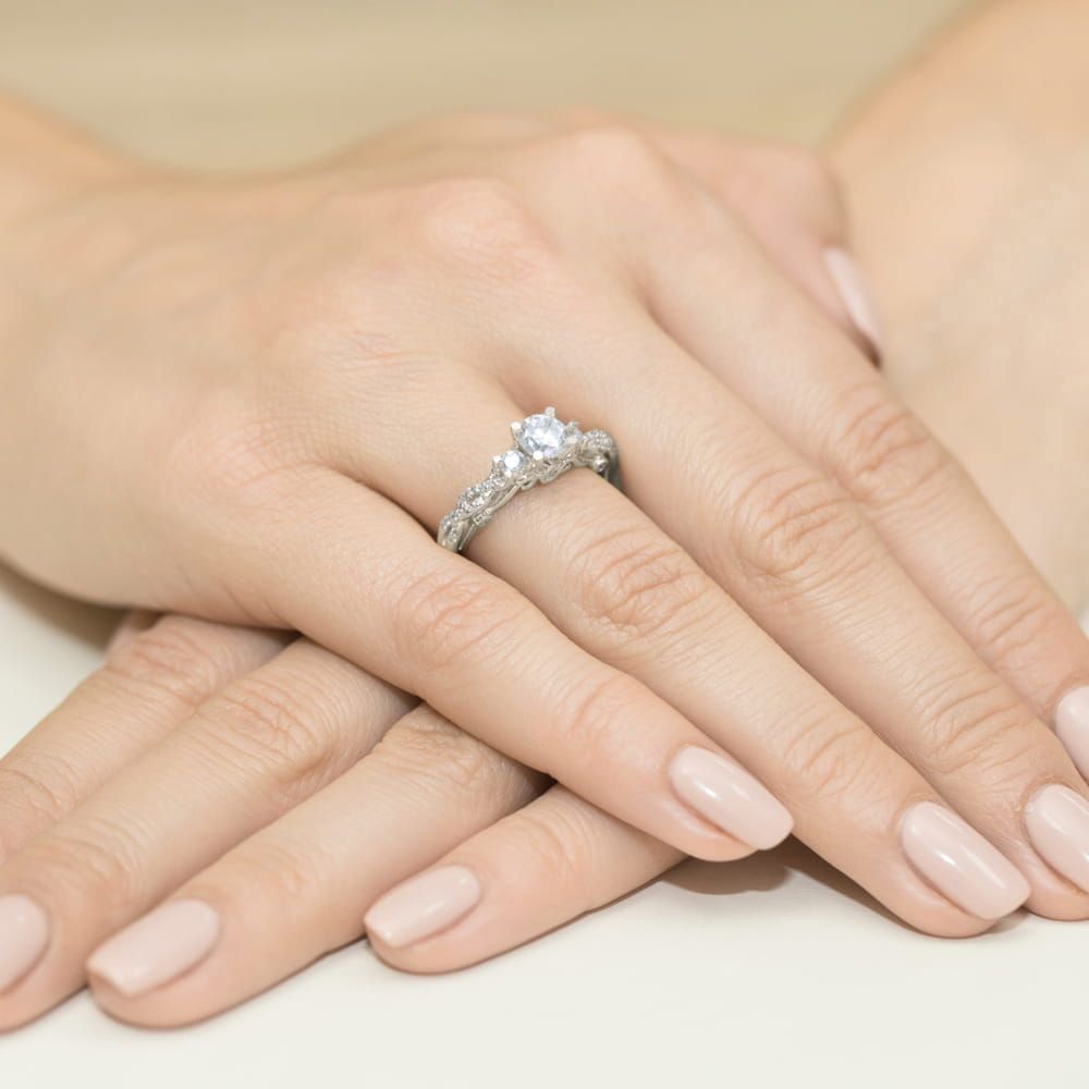 Pierścionek z diamentem laboratoryjnym 1,04 ct, białe złoto 585, zdjęcie na dłoni