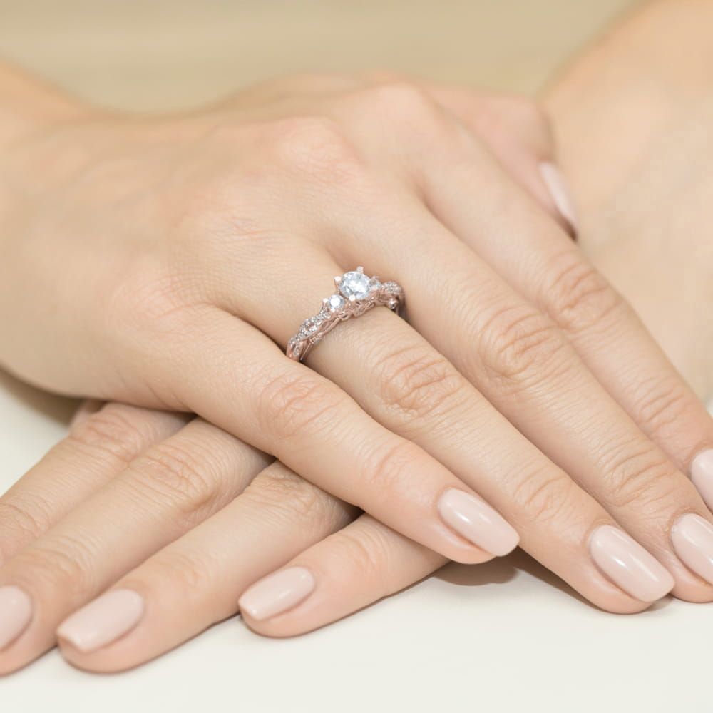 Pierścionek z diamentem laboratoryjnym 1,04 ct, różowe złoto 585, zdjęcie na dłoni