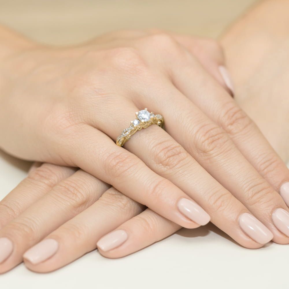 Pierścionek z diamentem laboratoryjnym 1,04 ct, żółte złoto 585, zdjęcie na dłoni