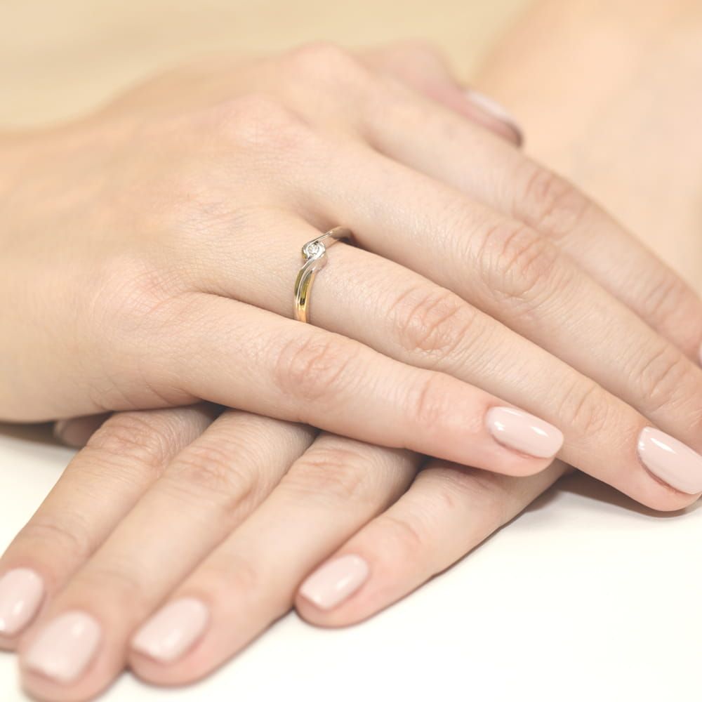Pierścionek zaręczynowy z brylantem 0,05 ct, żółte złoto 585, zdjęcie na dłoni