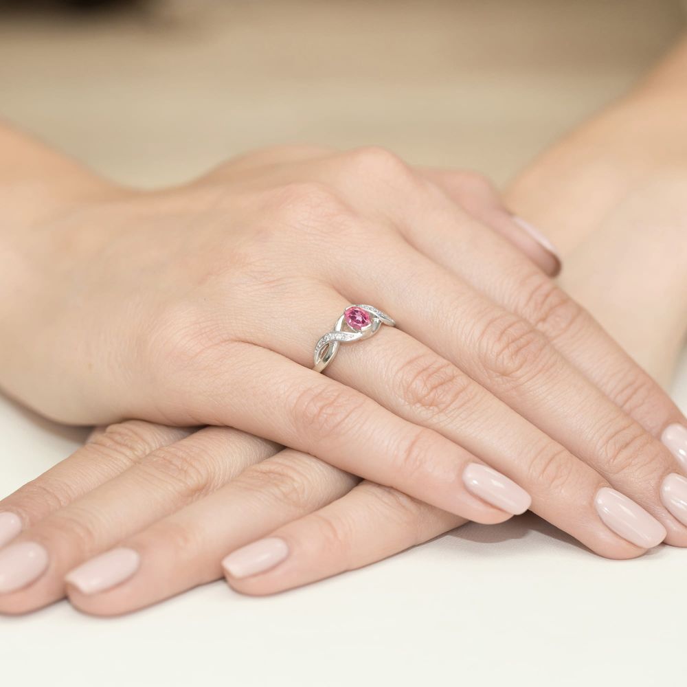 Pierścionek z różowym szafirem 0,45 ct i brylantami, białe złoto 585, zdjęcie na dłoni