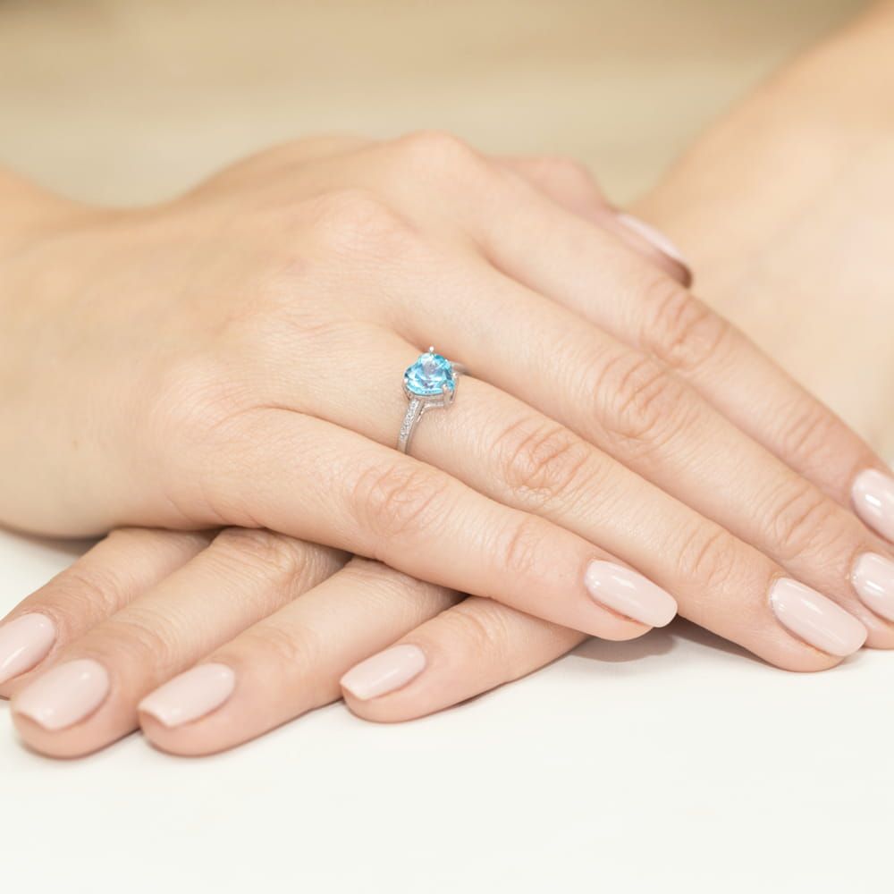 Pierścionek z topazem Swiss Blue 1,20 ct i brylantami, białe złoto 585, zdjęcie na dłoni