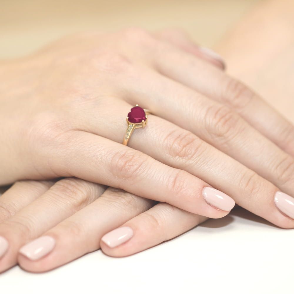 Pierścionek z rubinem 1,70 ct i brylantami, żółte złoto 585
