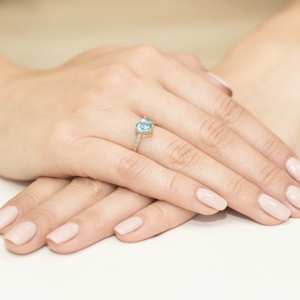 Pierścionek z topazem Swiss Blue 1,20 ct i brylantami, żółte złoto 585, zdjęcie na dłoni