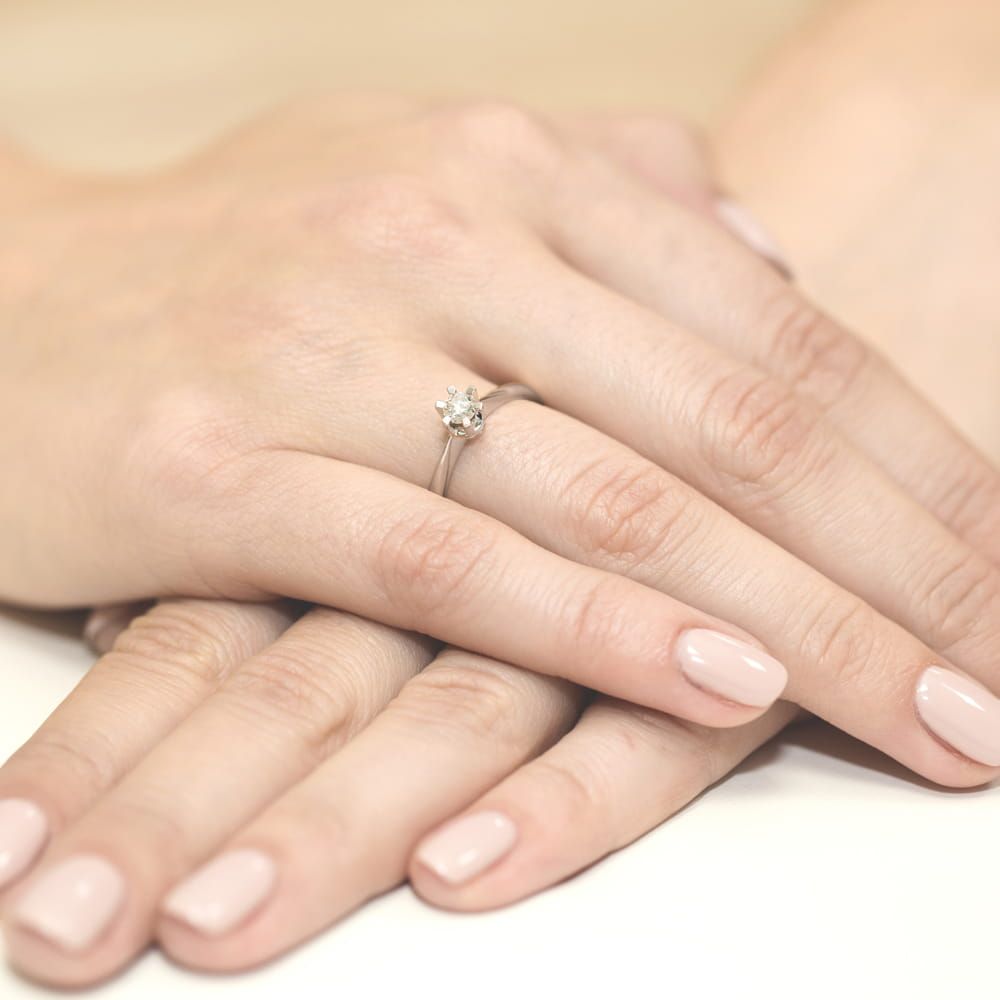 Pierścionek z diamentem laboratoryjnym 0,25 ct, białe złoto 585, zdjęcie na dłoni