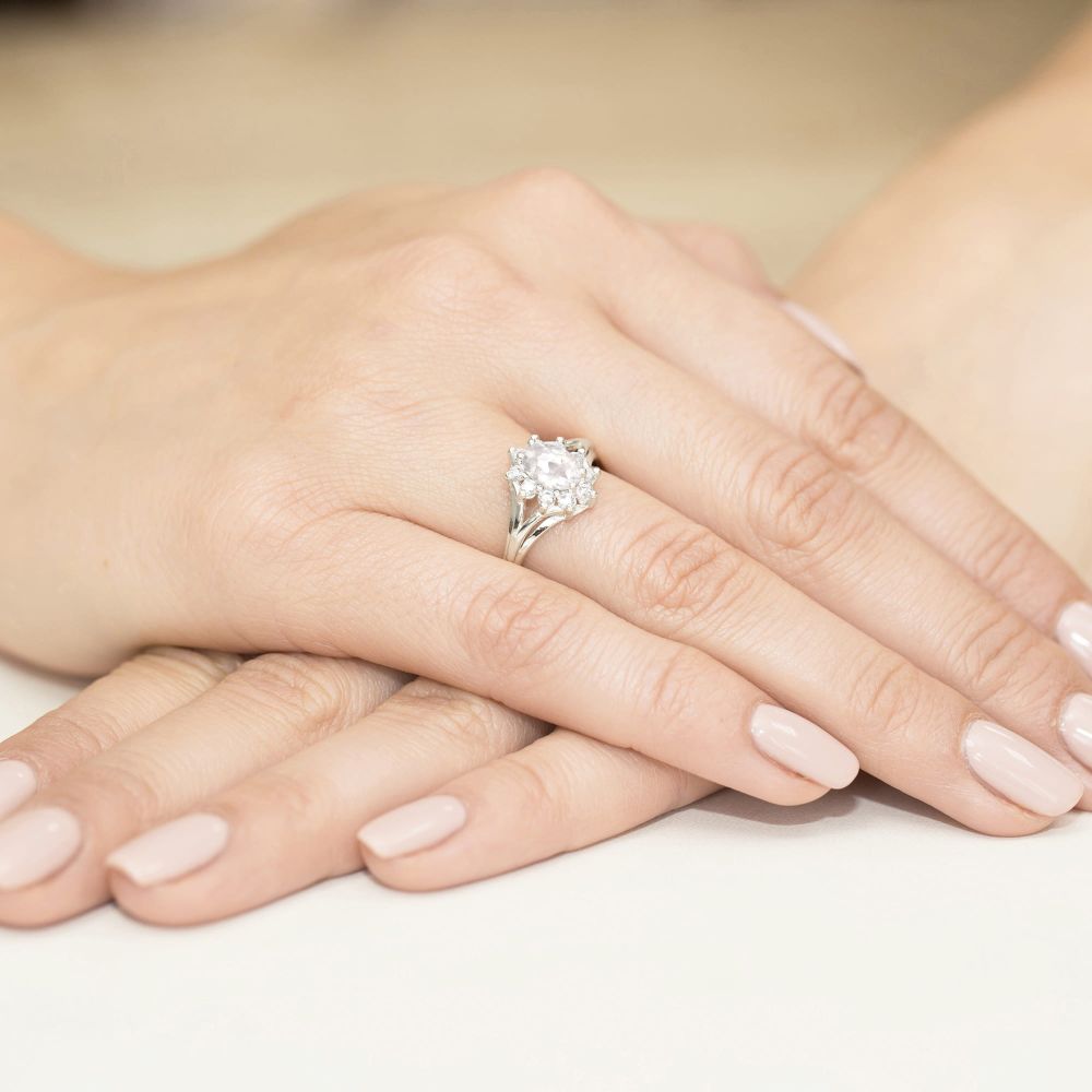 Pierścionek z diamentem laboratoryjnym 1,00 ct, białe złoto 585, zdjęcie na dłoni