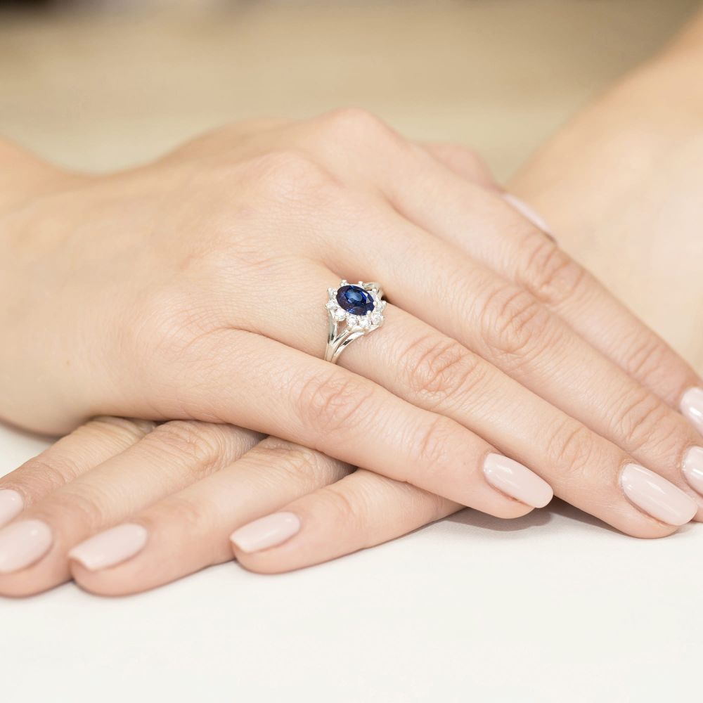 Pierścionek ze szafirem 0,90 ct i brylantami, białe złoto 585, zdjęcie na dłoni