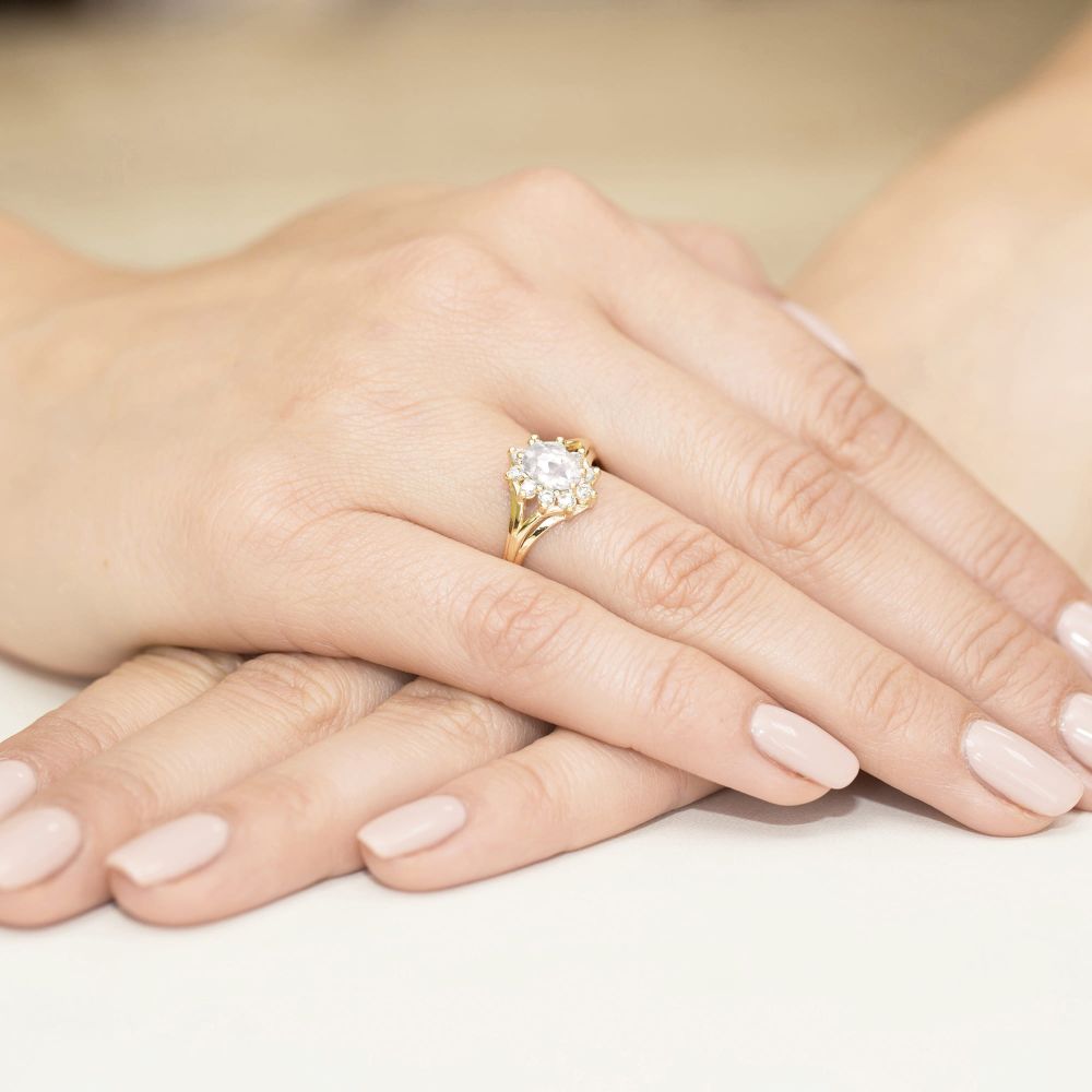 Pierścionek z diamentem laboratoryjnym 1,00 ct, żółte złoto 585, zdjęcie na dłoni