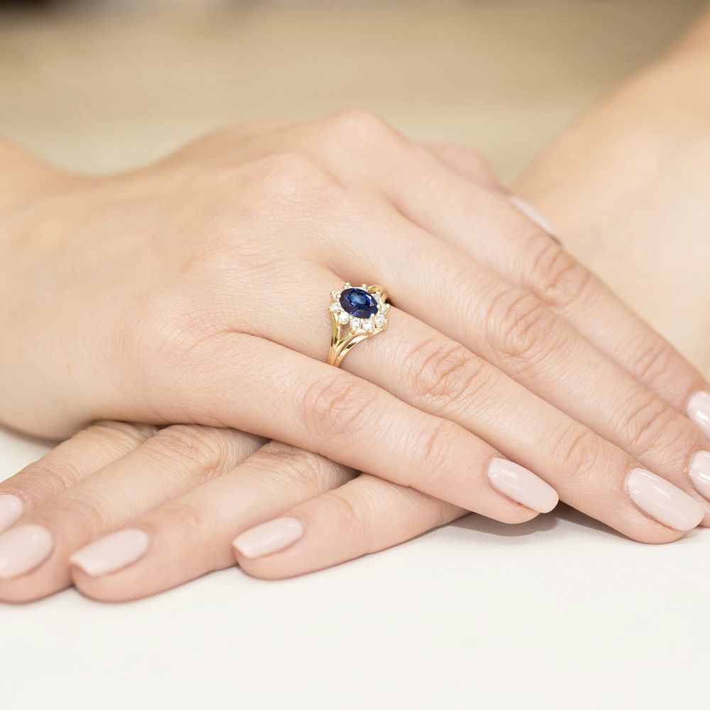 Pierścionek ze szafirem 0,90 ct i brylantami, żółte złoto 585, zdjęcie na dłoni