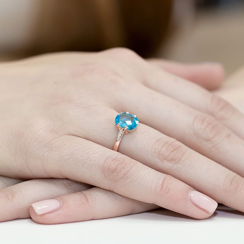 Pierścionek z topazem Swiss Blue 2,40 ct i brylantami, różowe złoto 585, zdjęcie na dłoni