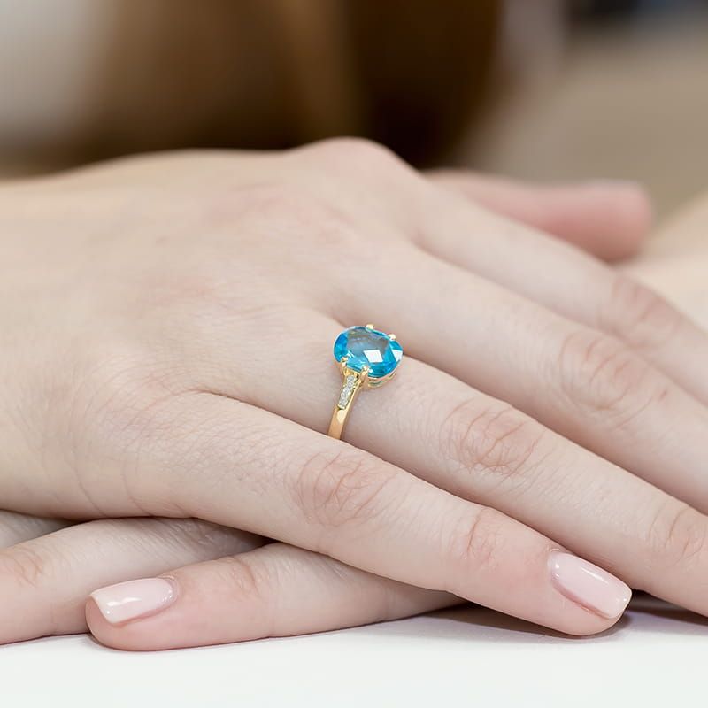 Pierścionek z topazem Swiss Blue 2,40 ct i brylantami, żółte złoto 585, zdjęcie na dłoni