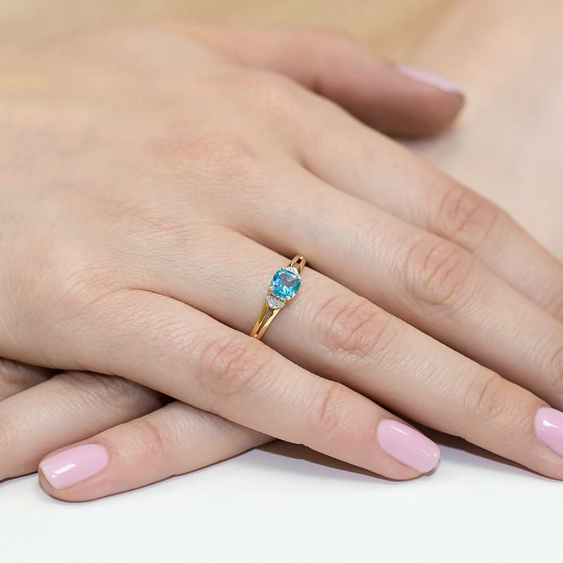 Pierścionek z topazem Swiss Blue 0,70 ct i brylantami, żółte złoto 585, zdjęcie na dłoni
