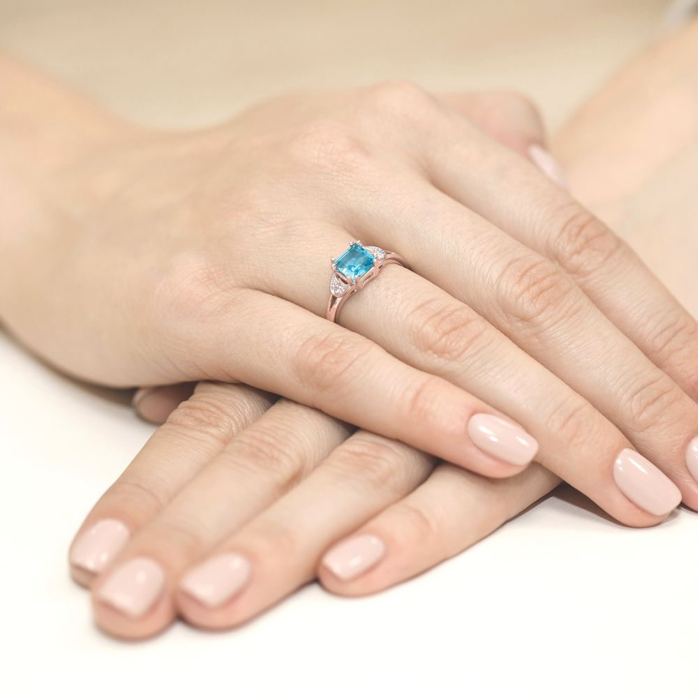 Pierścionek z topazem Swiss Blue 1,40 ct i brylantami, różowe złoto 585, zdjęcie na dłoni