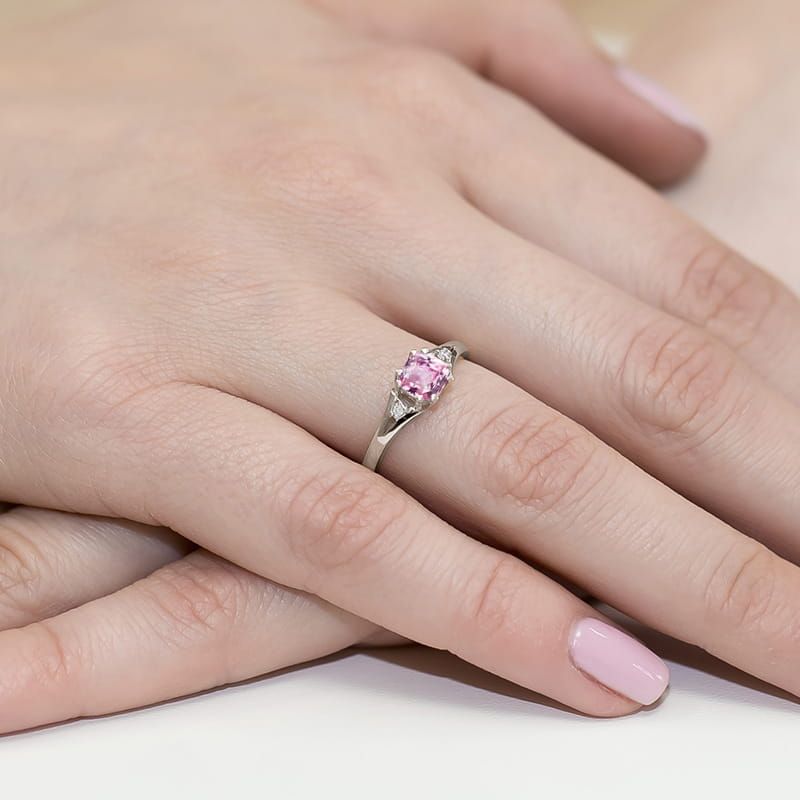 Pierścionek z różowym topazem 0,65 ct i brylantami, białe złoto 585, zdjęcie na dłoni