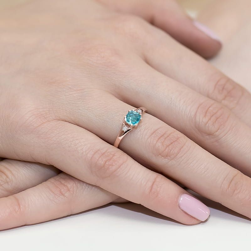 Pierścionek z topazem Swiss Blue 0,70 ct i brylantami, różowe złoto 585, zdjęcie na dłoni