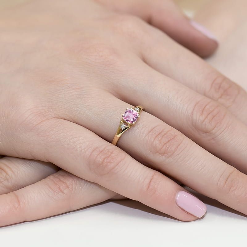 Pierścionek z różowym topazem 0,65 ct i brylantami, żółte złoto 585, zdjęcie na dłoni