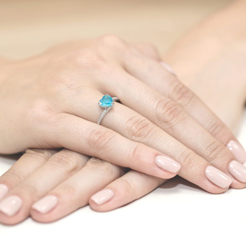 Pierścionek z topazem Swiss Blue 1,20 ct i brylantami, białe złoto 585, zdjęcie na dłoni