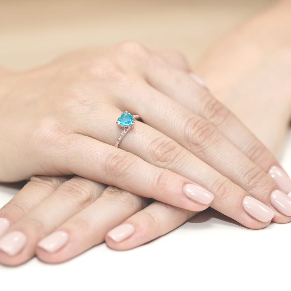 Pierścionek z topazem Swiss Blue 1,20 ct i brylantami, różowe złoto 585, zdjęcie na dłoni