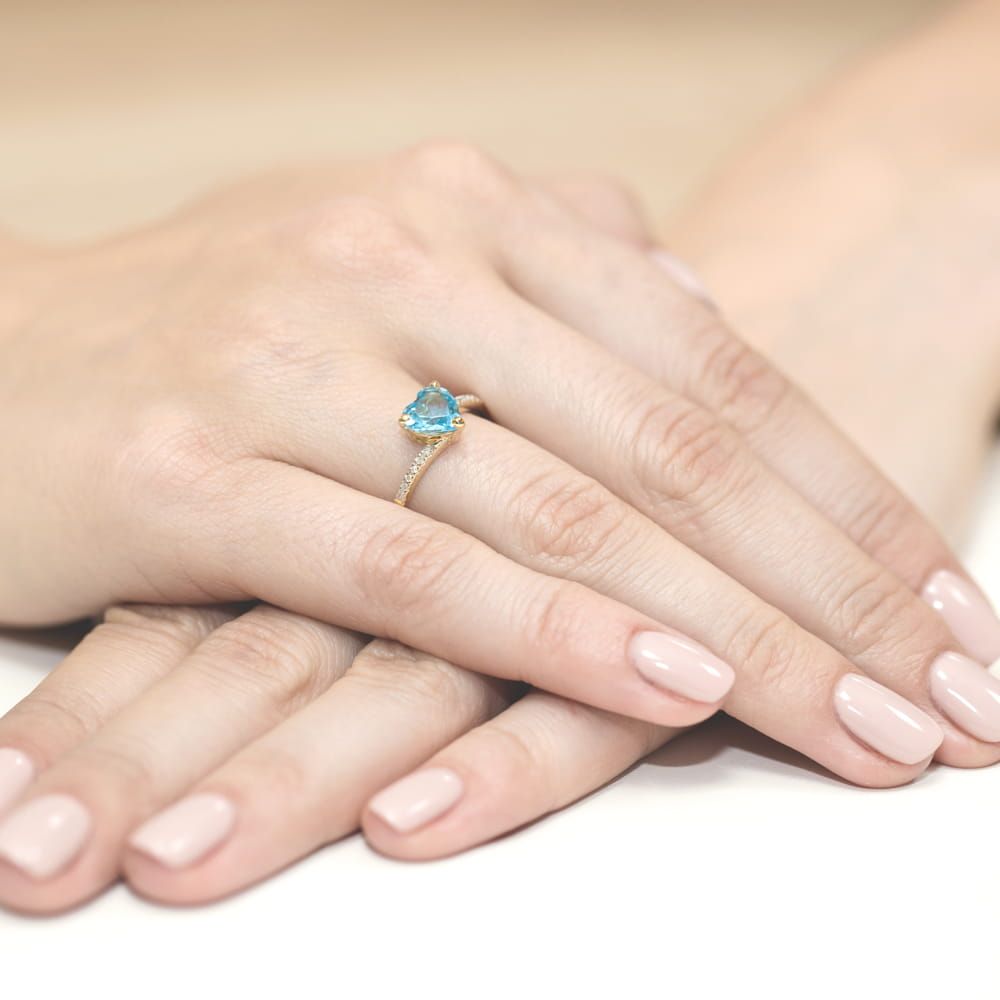 Pierścionek z topazem Swiss Blue 1,20 ct i brylantami, żółte złoto 585, zdjęcie na dłoni