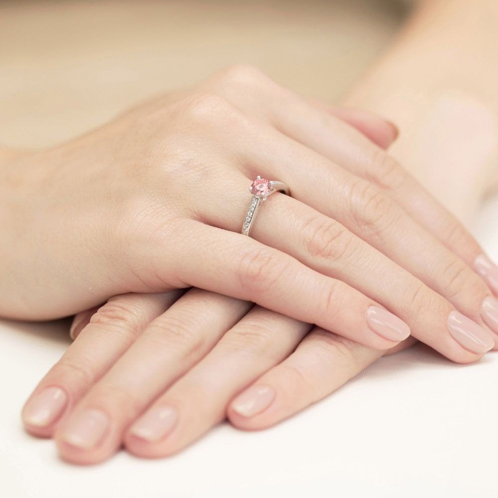Pierścionek z różowym diamentem laboratoryjnym 0,62 ct, białe złoto 585, zdjęcie na dłoni